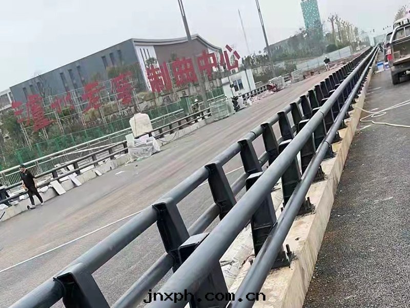 泸州二(èr)环(huán)路的防撞護欄