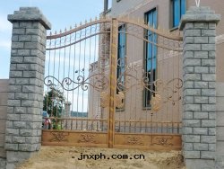 定(dìng)制双(shuāng)開(kāi)铁(tiě)藝大(dà)門(mén)