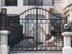 鋁(lǚ)藝大(dà)門(mén)