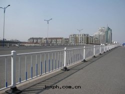 批發(fà)市(shì)政(zhèng)護欄公(gōng)路隔離欄防護欄