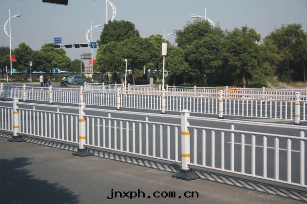 道(dào)路隔離護欄