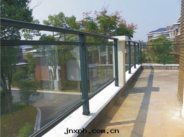 铁(tiě)藝陽台(tái)欄杆