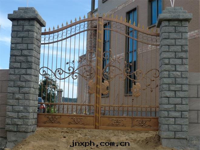 定(dìng)制双(shuāng)開(kāi)铁(tiě)藝大(dà)門(mén)