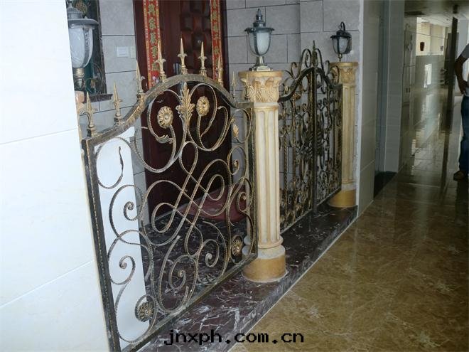 歐式花(huā)紋铁(tiě)藝大(dà)門(mén)