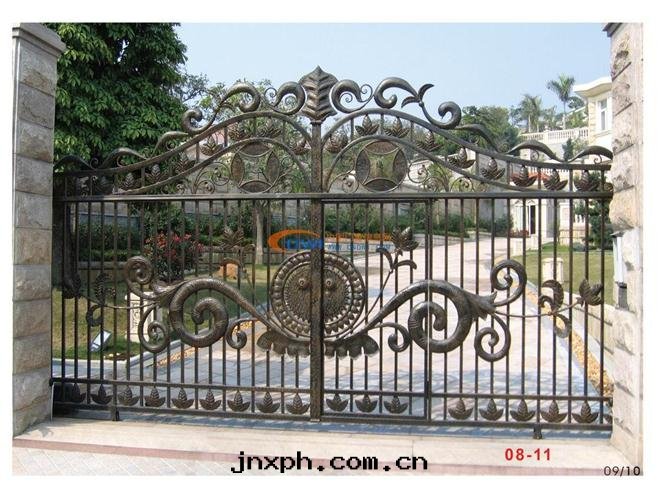 定(dìng)制歐式花(huā)紋铁(tiě)藝大(dà)門(mén)