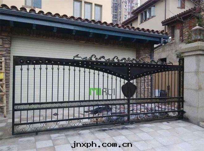 電(diàn)動(dòng)铁(tiě)藝大(dà)門(mén)