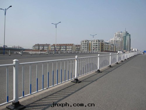公(gōng)路隔離欄.jpg