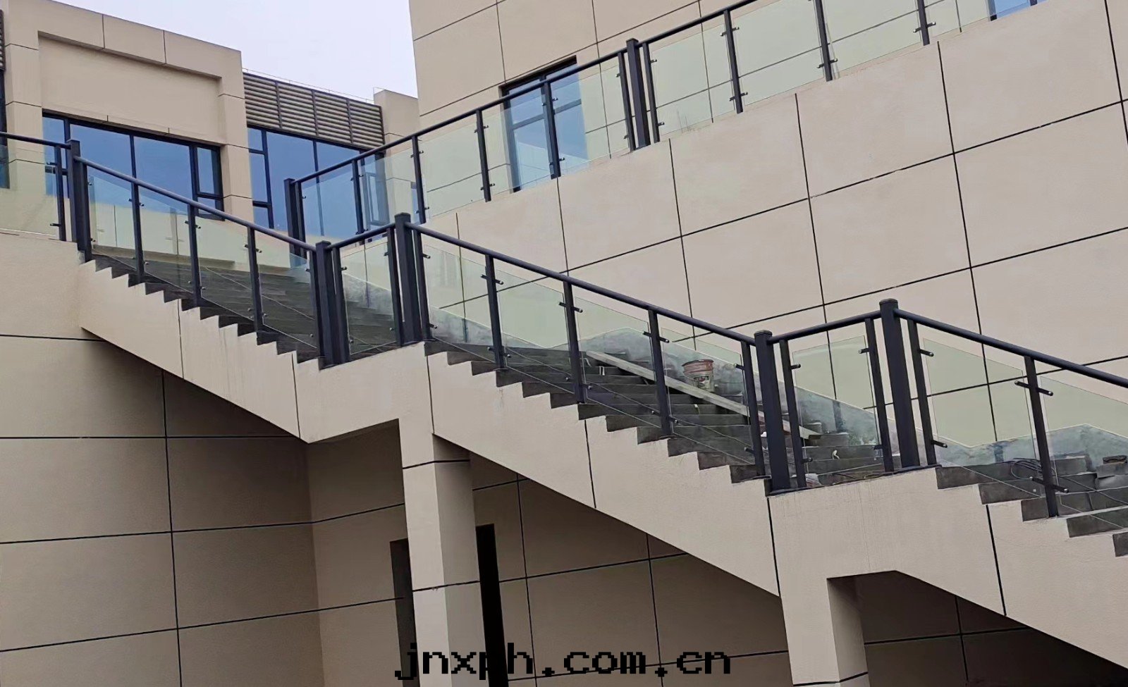 正(zhèng)确選擇鋁(lǚ)合金(jīn)樓梯(tī)扶手(shǒu)知識分(fēn)享